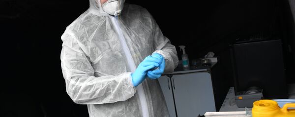 Сотрудник лаборатории упаковывает биоматериал, собранный для анализа на коронавирус Сотрудник лаборатории упаковывает биоматериал, собранный для анализа на коронавирус - Sputnik Ўзбекистон