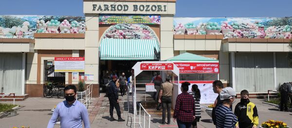 Начертаны безопасные дистанции между покупателями на местах скопления Начертаны безопасные дистанции между покупателями на местах скопления - Sputnik Узбекистан