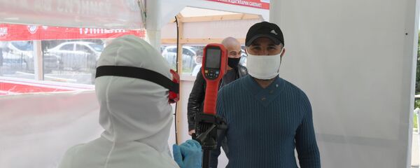 У всех посетителей с помощью тепловизора измеряется температура тела при входе на рынок и дезинфицируется руки антисептиками - Sputnik Ўзбекистон