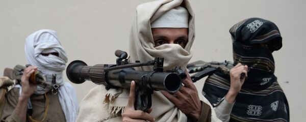 Бывшие боевики Талибана несут свое оружие Бывшие боевики Талибана несут свое оружие - Sputnik Ўзбекистон