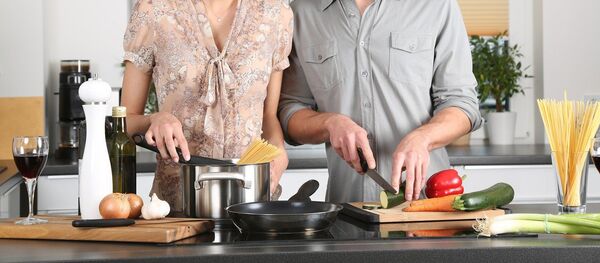 Мужчина готовит Мужчина готовит - Sputnik Узбекистан