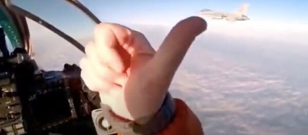 Mig-31 covers Tu-95ms from F-16 - Sputnik Узбекистан