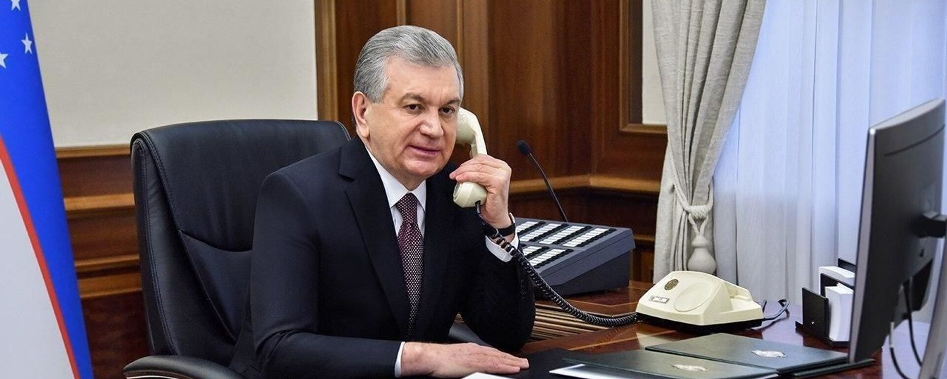 Президент Шавкат Мирзиёев разговаривает по телефону - Sputnik Узбекистан, 1920, 13.05.2021
