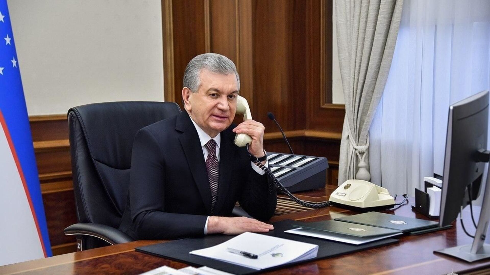 Президент Шавкат Мирзиёев разговаривает по телефону - Sputnik Узбекистан, 1920, 12.06.2023