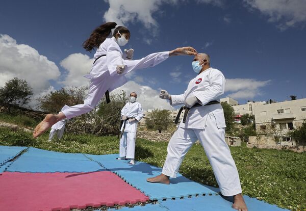 Karate bo‘yicha falastinlik chempion Besan al-Jubeh otasi bilan mashq qilmoqda. - Sputnik O‘zbekiston