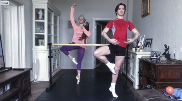 Prima-balerina Mariya Aleksandrova va  Vladislav Lantratov karantin vaqtida mashq qilmoqda. - Sputnik O‘zbekiston