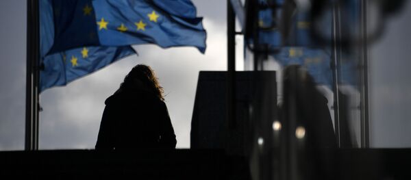Женщина у здания Европейского парламента в Брюсселе Женщина у здания Европейского парламента в Брюсселе - Sputnik Ўзбекистон