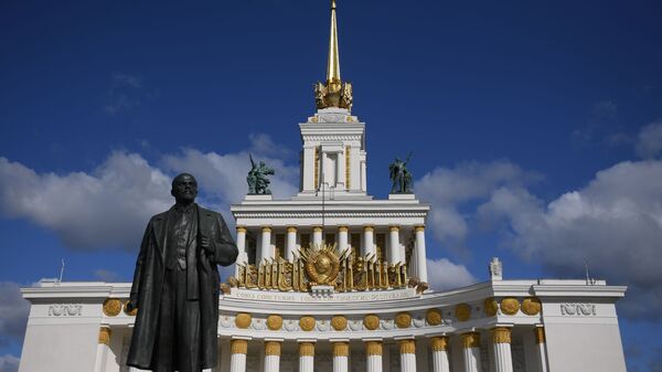 Pamatnik Vladimiru Leninu na VDNX v Moskve - Sputnik O‘zbekiston