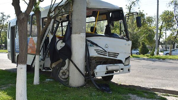 Автобус въехал в столб: трое человек пострадали - Sputnik Узбекистан