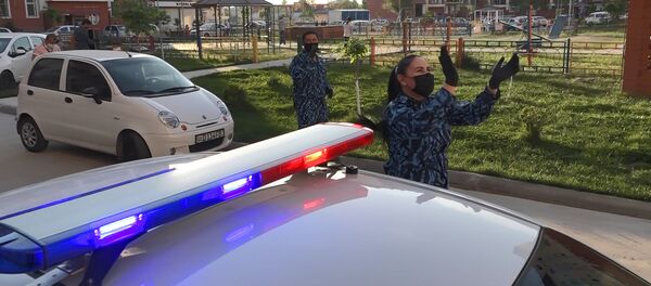 Сотрудники ГУВД Ташкента спели для жителей района Сергели Сотрудники ГУВД Ташкента спели для жителей района Сергели - Sputnik Узбекистан