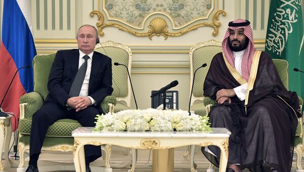 Президент РФ Владимир Путин и наследный принц Саудовской Аравии, министр обороны королевства Саудовская Аравия Мухаммед бен Сальман аль Сауд (справа) во время встречи - Sputnik Узбекистан