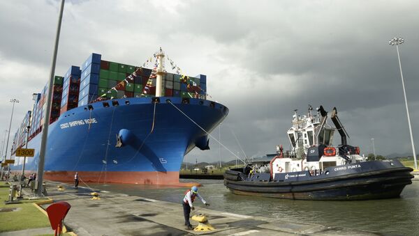 Работник Панамского канала стыкует китайский контейнеровоз Cosco - Sputnik Узбекистан