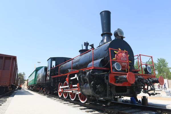 На территории парка создан железнодорожный вокзал с движущимся поездом, передающий атмосферу того времени, когда люди провожали родных и близких на войну. - Sputnik Узбекистан