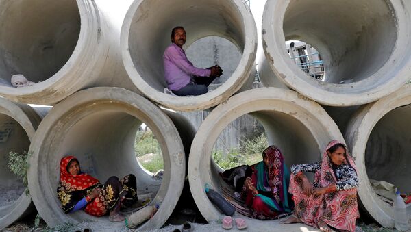 Рабочие-мигранты отдыхают в цементных трубах во время карантина на фоне эпидемии коронавируса, Индия - Sputnik Узбекистан