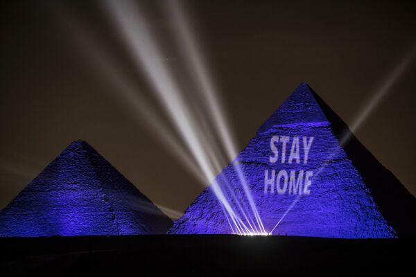 Надпись Оставайся дома на египетских пирамидах - Sputnik Узбекистан