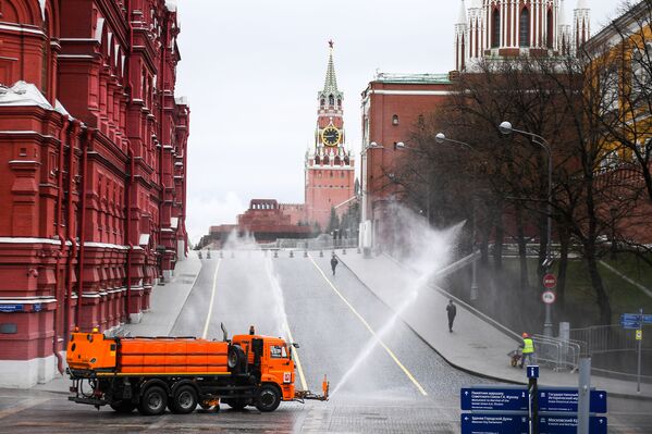 Автомобиль коммунальных служб дезинфицирует дороги и тротуары у Красной площади в Москве - Sputnik Узбекистан