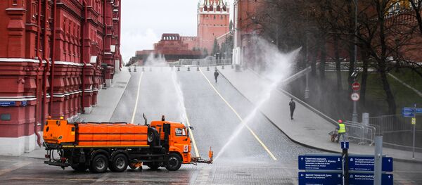 Автомобиль коммунальных служб дезинфицирует дороги и тротуары у Красной площади в Москве Автомобиль коммунальных служб дезинфицирует дороги и тротуары у Красной площади в Москве - Sputnik Узбекистан