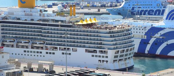 Пассажиры на круизном лайнере Costa Deliziosa в порту Генуя, Италия - Sputnik Узбекистан