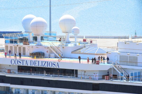 Пассажиры на круизном лайнере Costa Deliziosa в порту Генуя, Италия - Sputnik Узбекистан