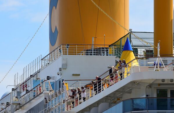 Пассажиры на круизном лайнере Costa Deliziosa в порту Генуя, Италия - Sputnik Узбекистан