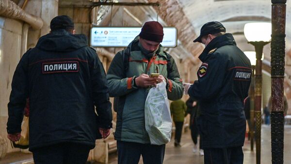 Politseyskie i passajir na stansii metro Novokuzneskaya v Moskve - Sputnik O‘zbekiston