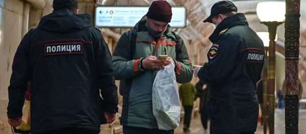 Полицейские и пассажир на станции метро Новокузнецкая в Москве - Sputnik Ўзбекистон