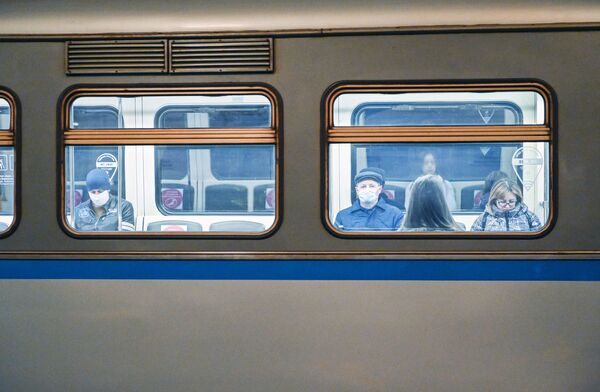 Пассажиры в поезде метро в Москве - Sputnik Узбекистан