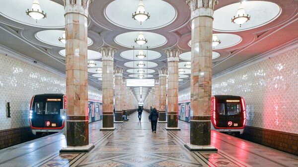 На станции Киевская Филевской линии метро в Москве - Sputnik Узбекистан