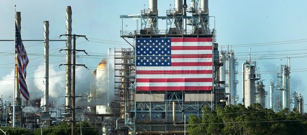 Флаг США на нефтяном месторождении Уилмингтон, Калифорния - Sputnik Узбекистан