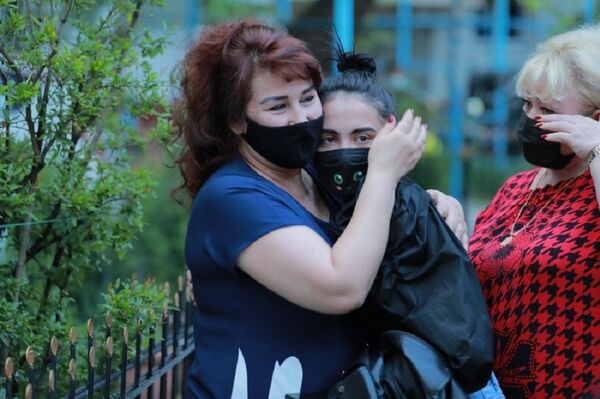 Нацгвардия помогла девушке вернуться в Ташкент - трогательные фото воссоединения Нацгвардия помогла девушке вернуться в Ташкент - трогательные фото воссоединения - Sputnik Узбекистан