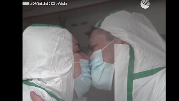 Главное - защита: как влюбленные медики спасают жизни во время пандемии - видео - Sputnik Узбекистан