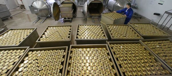 Производство консервов из шпрот - Sputnik Узбекистан