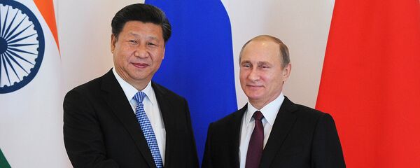 Россия президенти Владимир Путин (ўнгда) ва ХХР раҳбари Си Цзиньпин Россия президенти Владимир Путин (ўнгда) ва ХХР раҳбари Си Цзиньпин - Sputnik Ўзбекистон