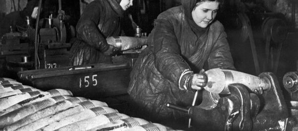 Комсомольско-молодежная бригада одного из советских заводов за изготовлением мин Комсомольско-молодежная бригада одного из советских заводов за изготовлением мин - Sputnik Узбекистан