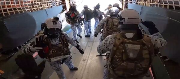 Эксклюзивные кадры десантирования на новых парашютных системах с высоты 10 тысяч метров в арктических условиях - Sputnik Узбекистан