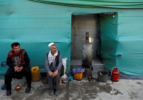 Мужчины у придорожного магазина в Кабуле, Афганистан - Sputnik Ўзбекистон