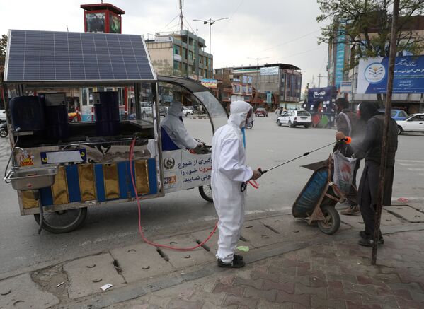 Дезинфекция прохожих на улицах Кабула, Афганистан - Sputnik Ўзбекистон