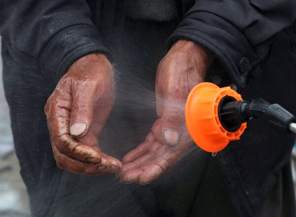Мытье рук дезинфицирующим средством в Кабуле, Афганистан - Sputnik Ўзбекистон