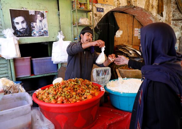 Afganskiy prodaves torguyet v preddverii svashennogo postnogo mesatsa Ramadan v Kabule, Afganistan - Sputnik O‘zbekiston