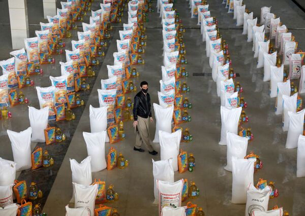 Мешки с бесплатной едой, пожертвованной нуждающимся, в Кабуле, Афганистан - Sputnik Ўзбекистон