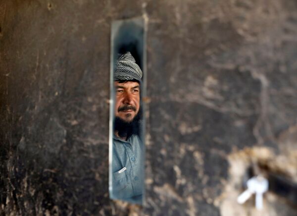 Отражение мужчины в зеркале, Кабул  - Sputnik Ўзбекистон