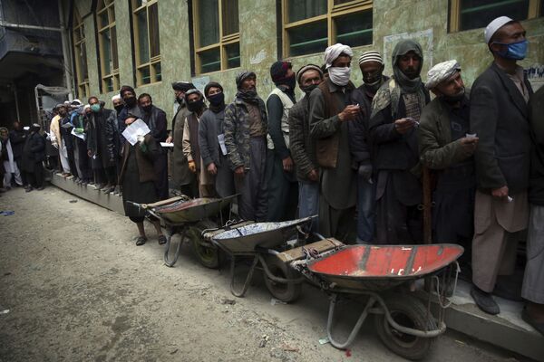 Рабочие в очереди за бесплатным продовольствием в Кабуле, Афганистан  - Sputnik Ўзбекистон