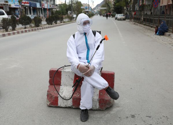  Сотрудник Афганской национальной службы закупок во время дезинфекции улиц в Кабуле, Афганистан - Sputnik Ўзбекистон