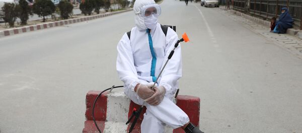 Сотрудник Афганской национальной службы закупок во время дезинфекции улиц в Кабуле, Афганистан  Сотрудник Афганской национальной службы закупок во время дезинфекции улиц в Кабуле, Афганистан - Sputnik Ўзбекистон