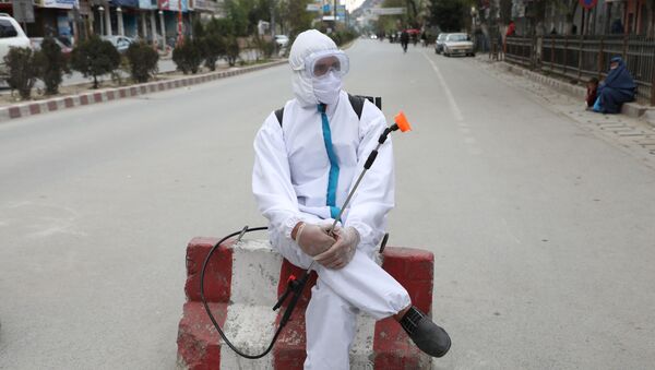  Sotrudnik Afganskoy natsionalnoy slujbi zakupok vo vremya dezinfeksii ulis v Kabule, Afganistan - Sputnik O‘zbekiston