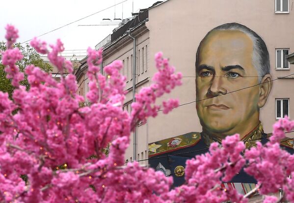 Граффити с изображением маршала Георгия Жукова на улице Старый Арбат в Москве - Sputnik Узбекистан