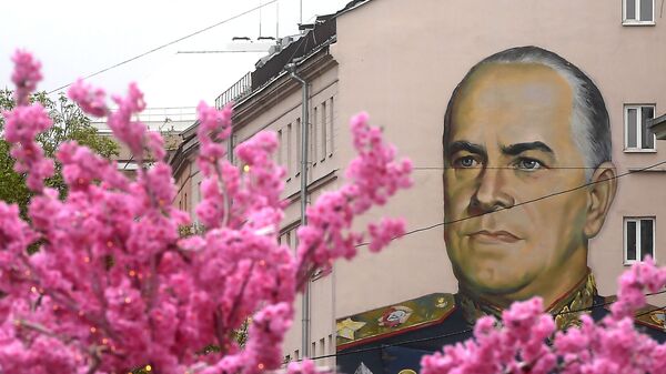 Граффити с изображением маршала Георгия Жукова на улице Старый Арбат в Москве - Sputnik Узбекистан