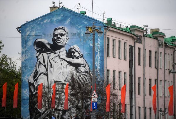 Граффити Воин-освободитель на одном из домов Кремлевской набережной в Москве. - Sputnik Узбекистан