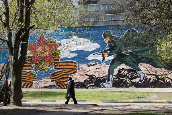 Граффити на фасаде здания ко Дню Победы - Sputnik Узбекистан