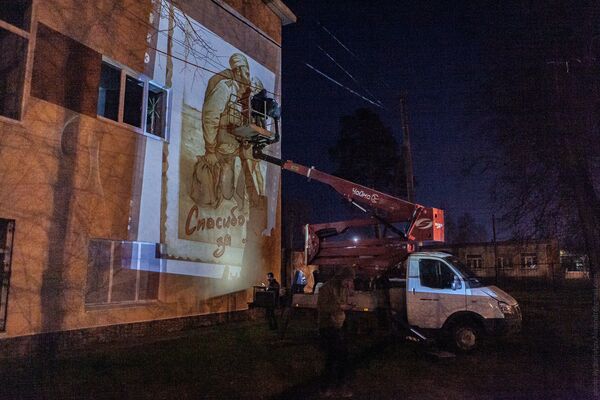 Граффити Возвращение отца к сыну на фасаде лицея в Орехово-Зуеве   - Sputnik Узбекистан